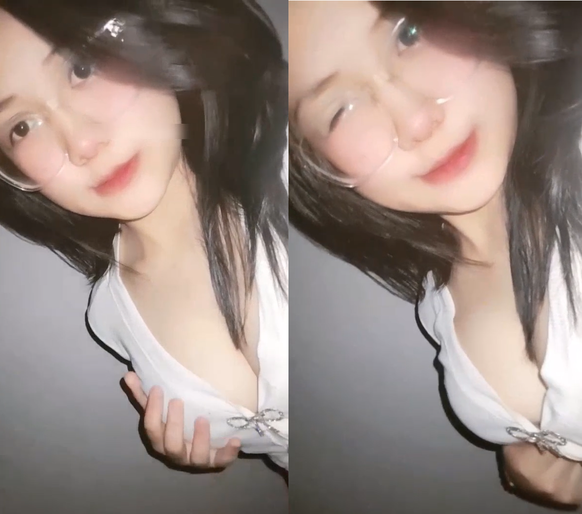 Hotgirl xinh vạch vú khoe crush